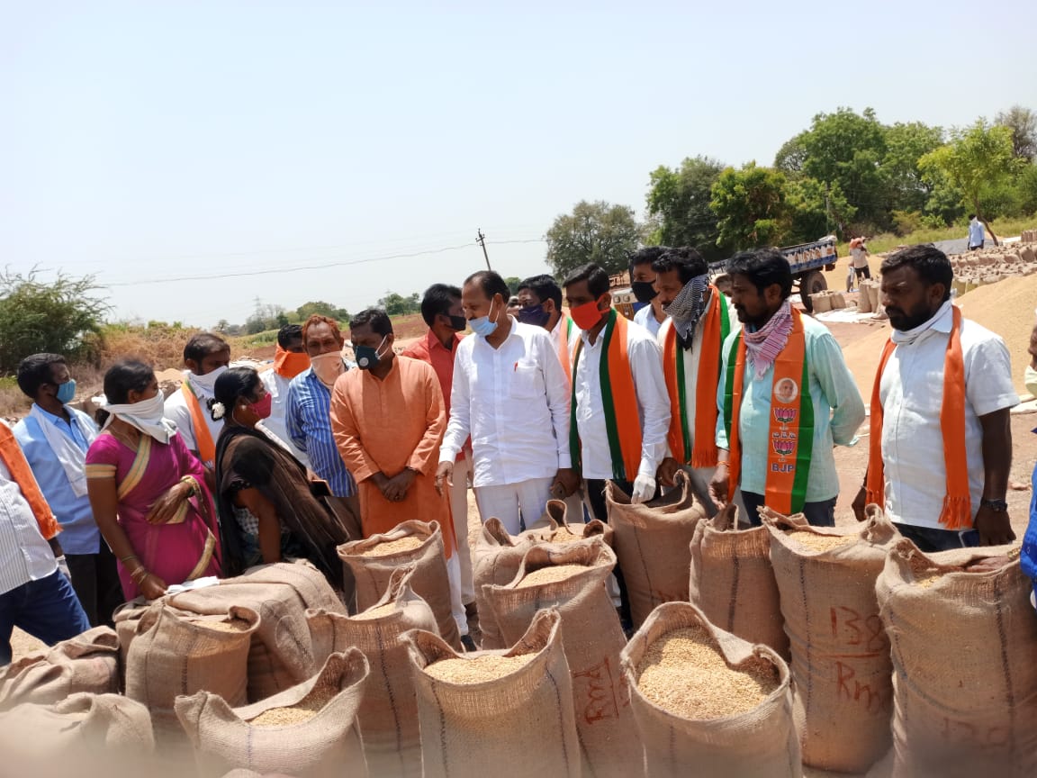 ధాన్యం కొనుగోలు కేంద్రాల పరిశీలన