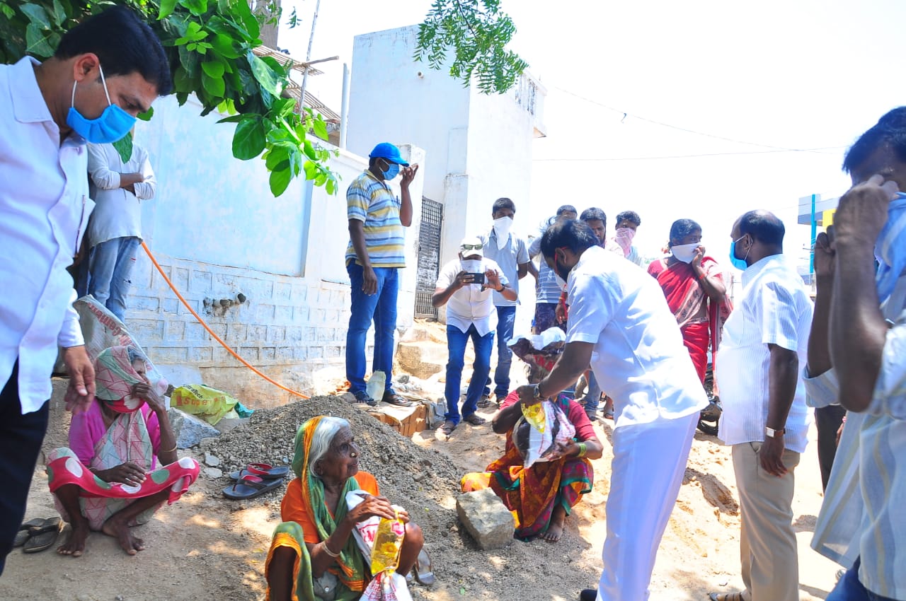 పేదలకు ఆదుకోవడం భేష్​