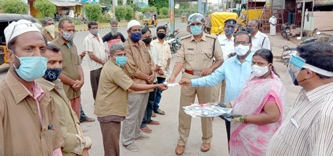 మాస్క్‌ లేనిదే బయటకు రావొద్దు