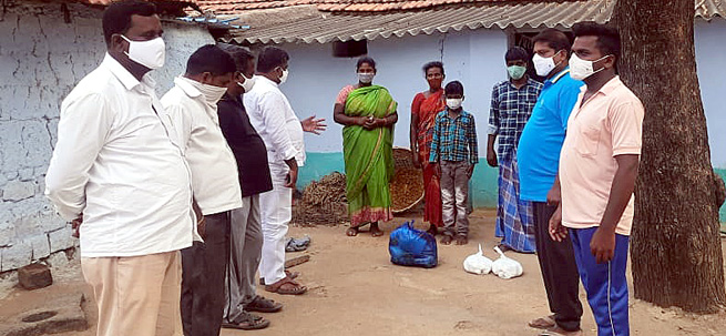 కరోనా బాధితులకు సరుకులు పంపిణీ